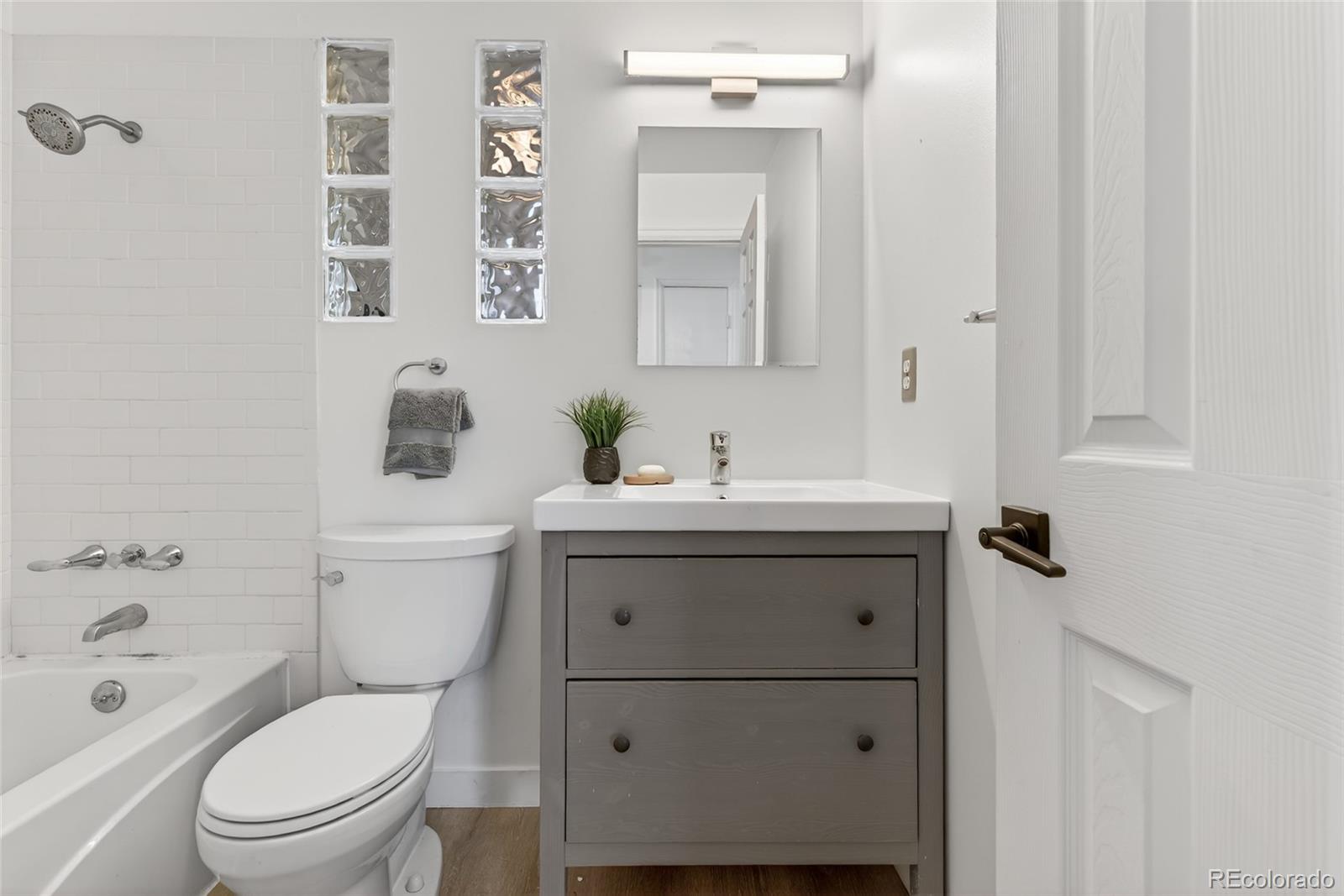 MLS Image #20 for 1531 s queen street,denver, Colorado