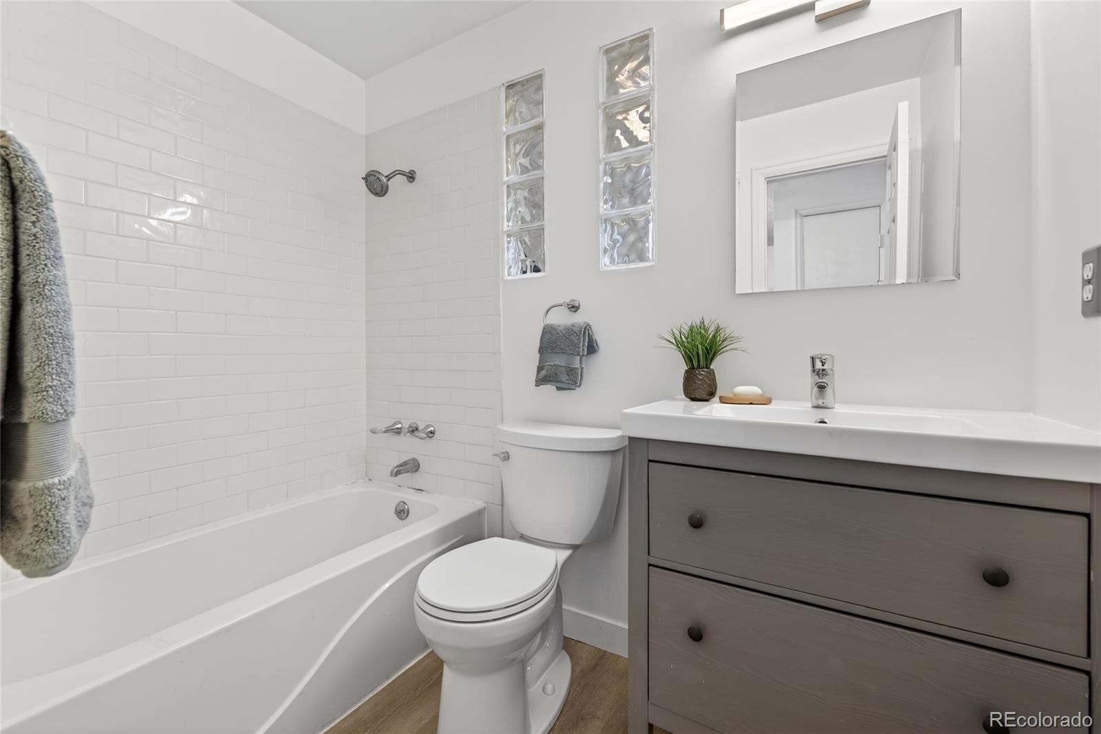 MLS Image #21 for 1531 s queen street,denver, Colorado