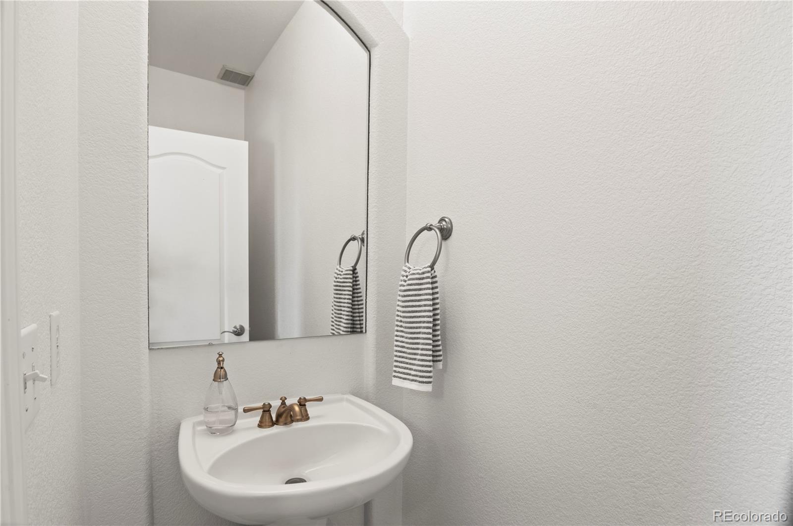 MLS Image #14 for 1701 s poplar ,denver, Colorado