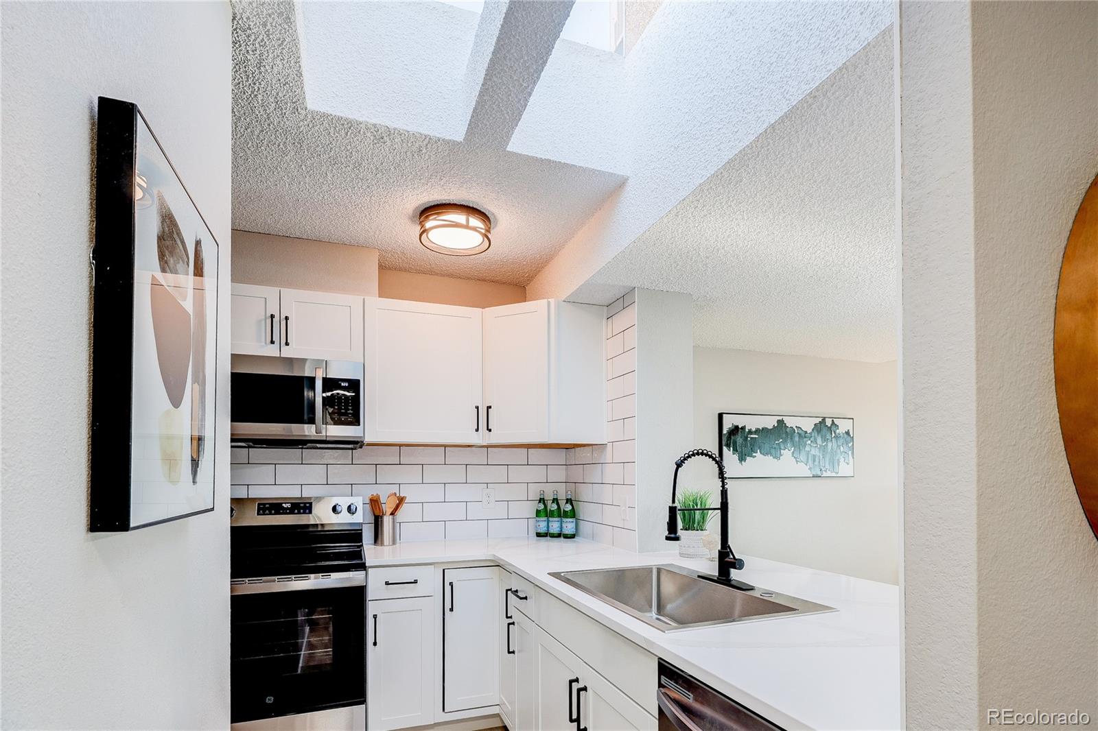 MLS Image #17 for 2880 s locust  709s,denver, Colorado