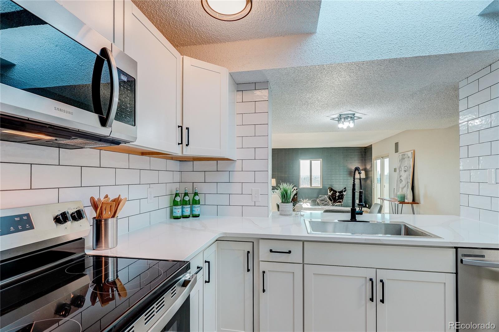 MLS Image #18 for 2880 s locust  709s,denver, Colorado