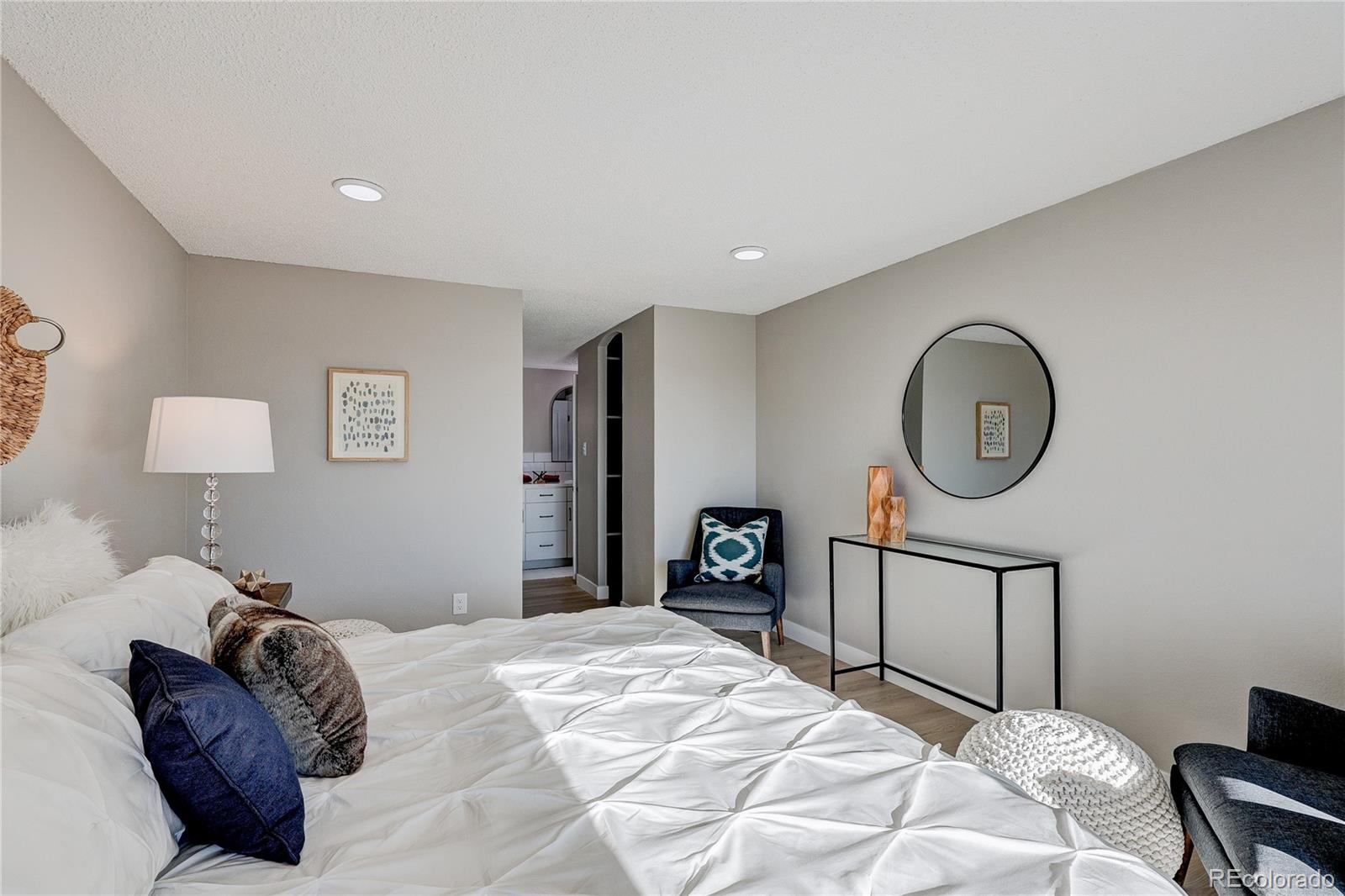 MLS Image #28 for 2880 s locust  709s,denver, Colorado