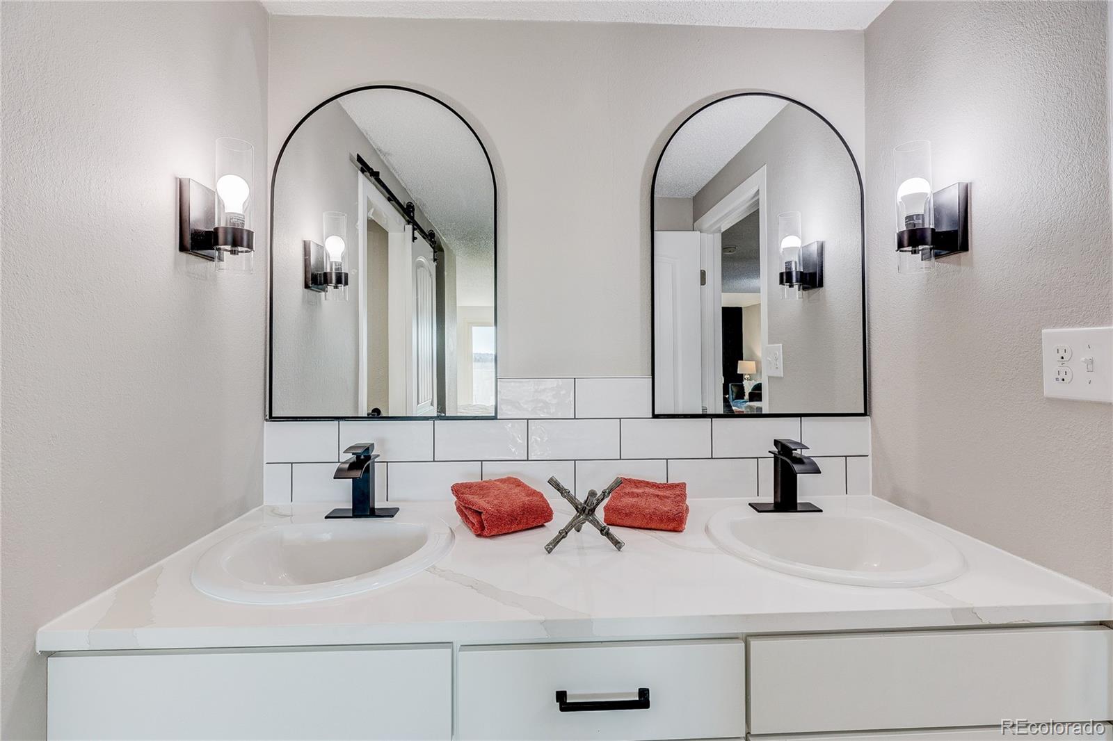 MLS Image #32 for 2880 s locust  709s,denver, Colorado