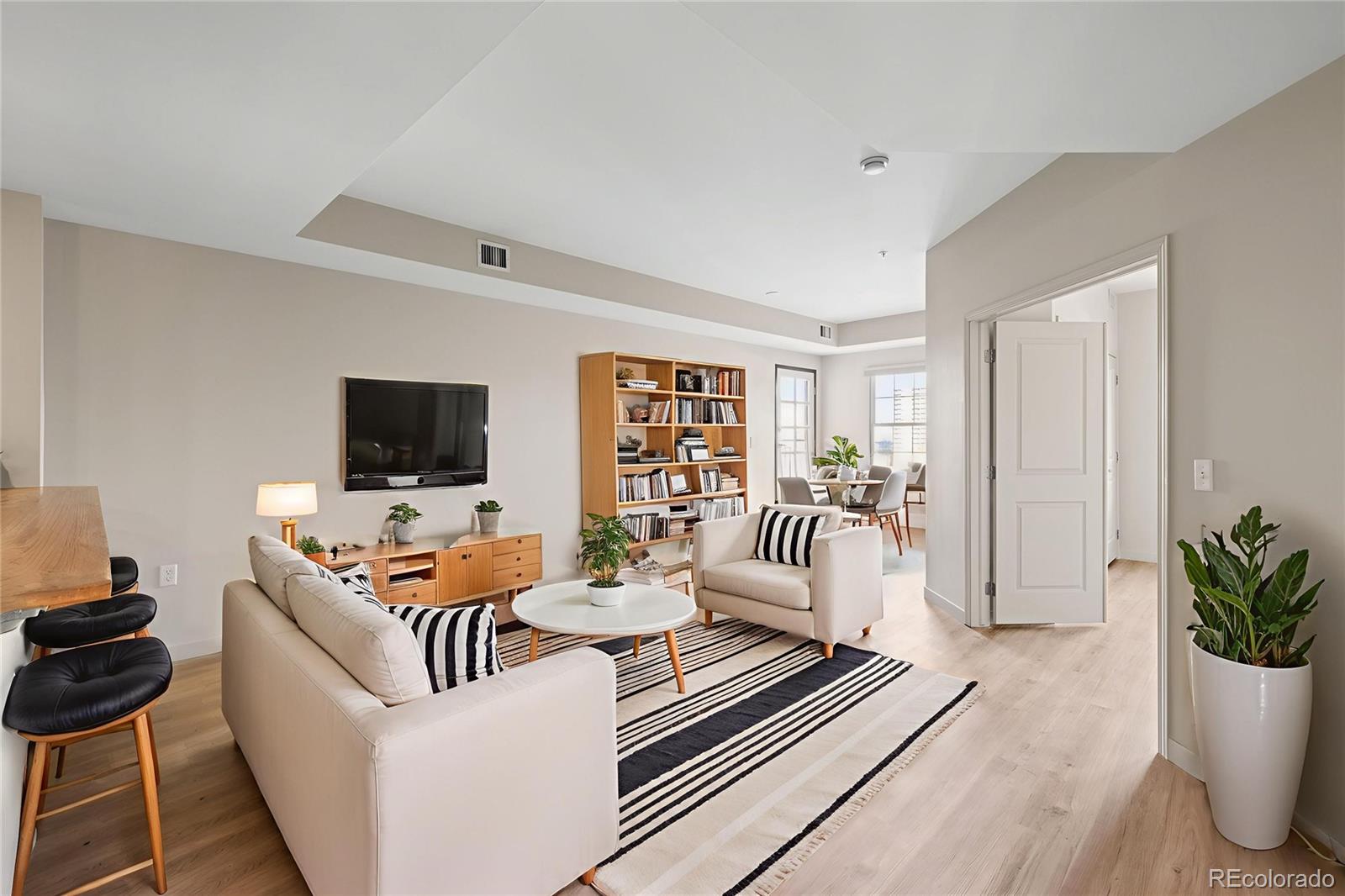 MLS Image #7 for 975 n lincoln street,denver, Colorado