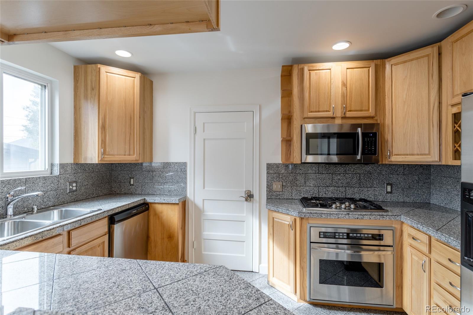 MLS Image #7 for 2261 s lincoln street,denver, Colorado