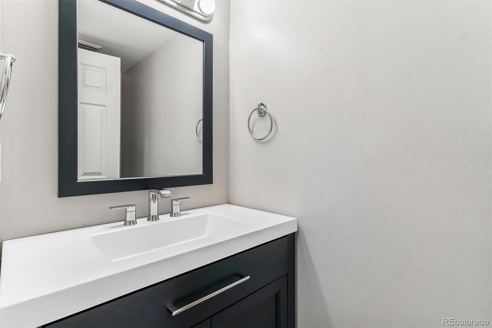 MLS Image #8 for 1550 s syracuse street,denver, Colorado