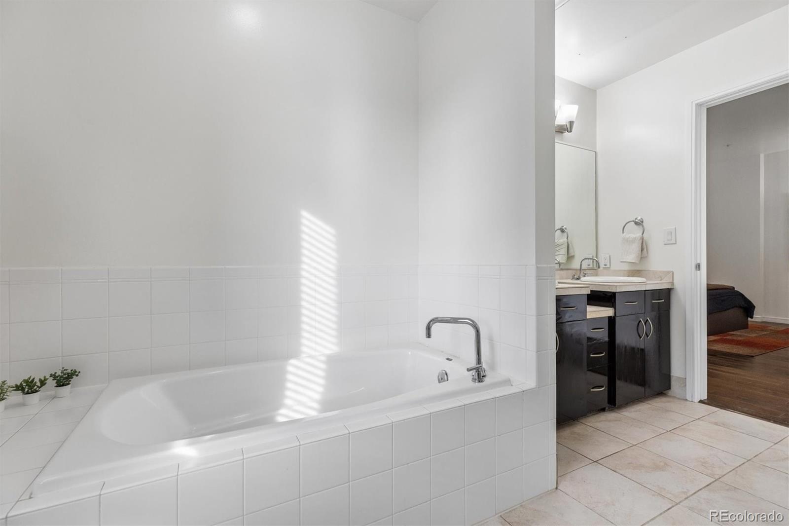 MLS Image #14 for 2958  syracuse street 317,denver, Colorado