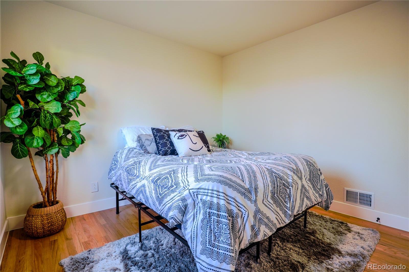 MLS Image #20 for 944 s pecos way,denver, Colorado