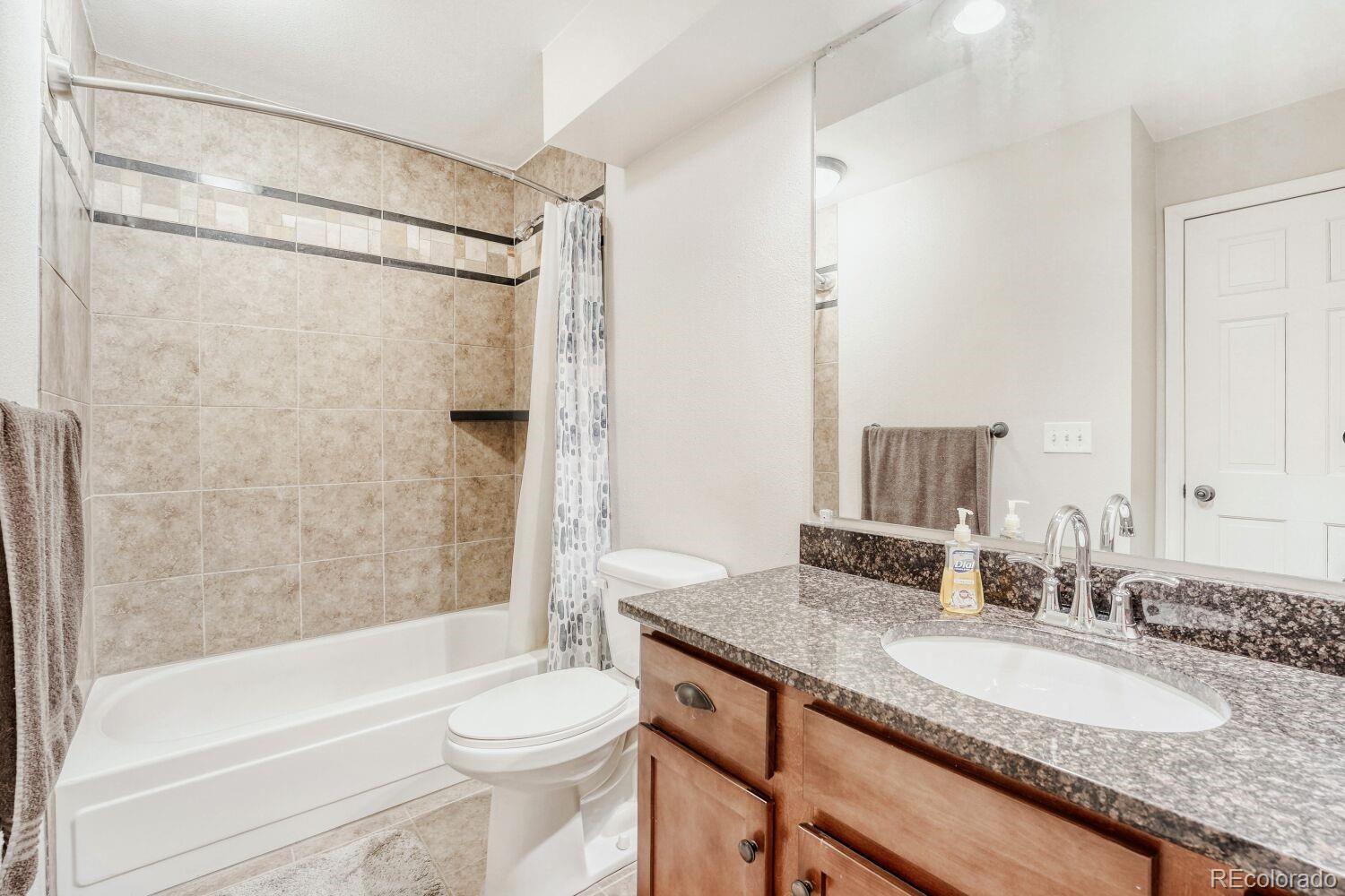 MLS Image #13 for 200 s dearborn circle,aurora, Colorado