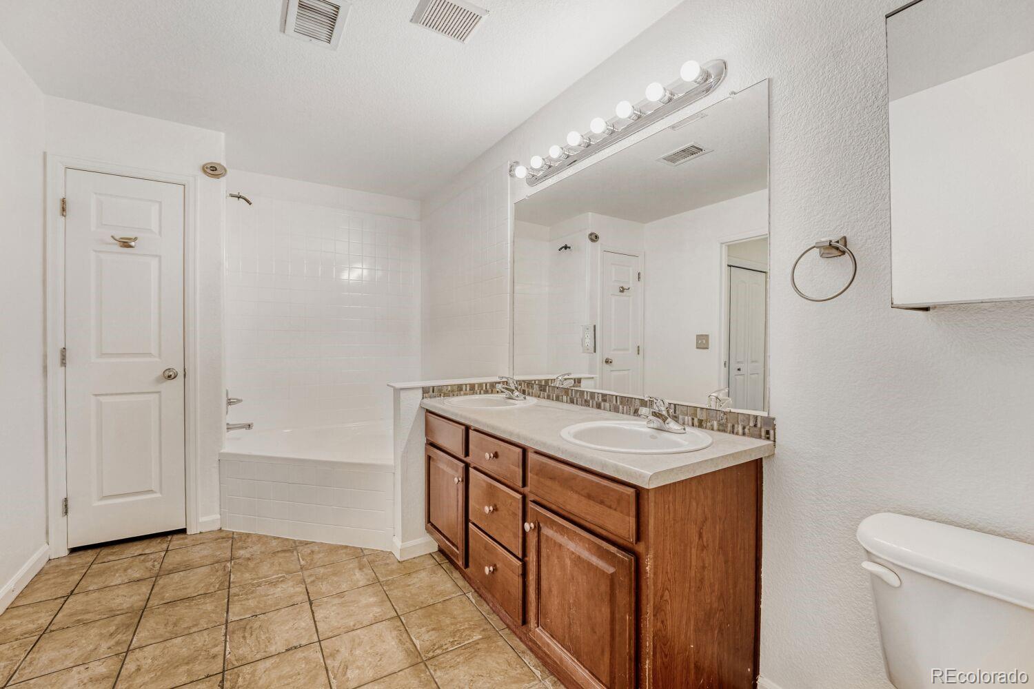 MLS Image #13 for 5800  tower road,denver, Colorado