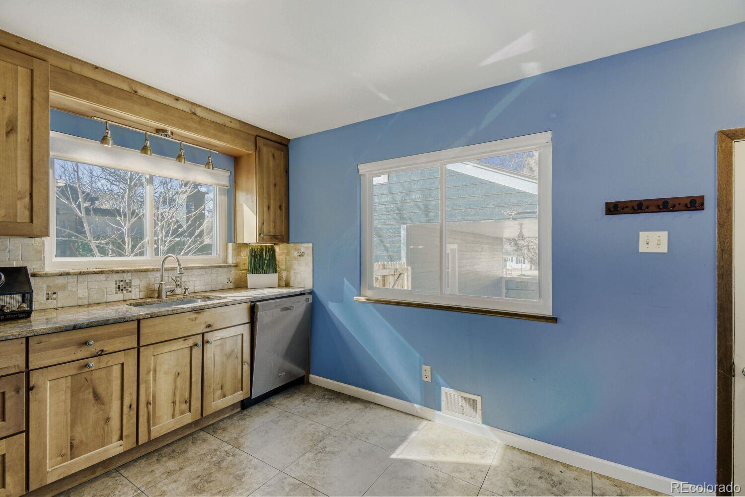 MLS Image #10 for 1827 s filbert court,denver, Colorado
