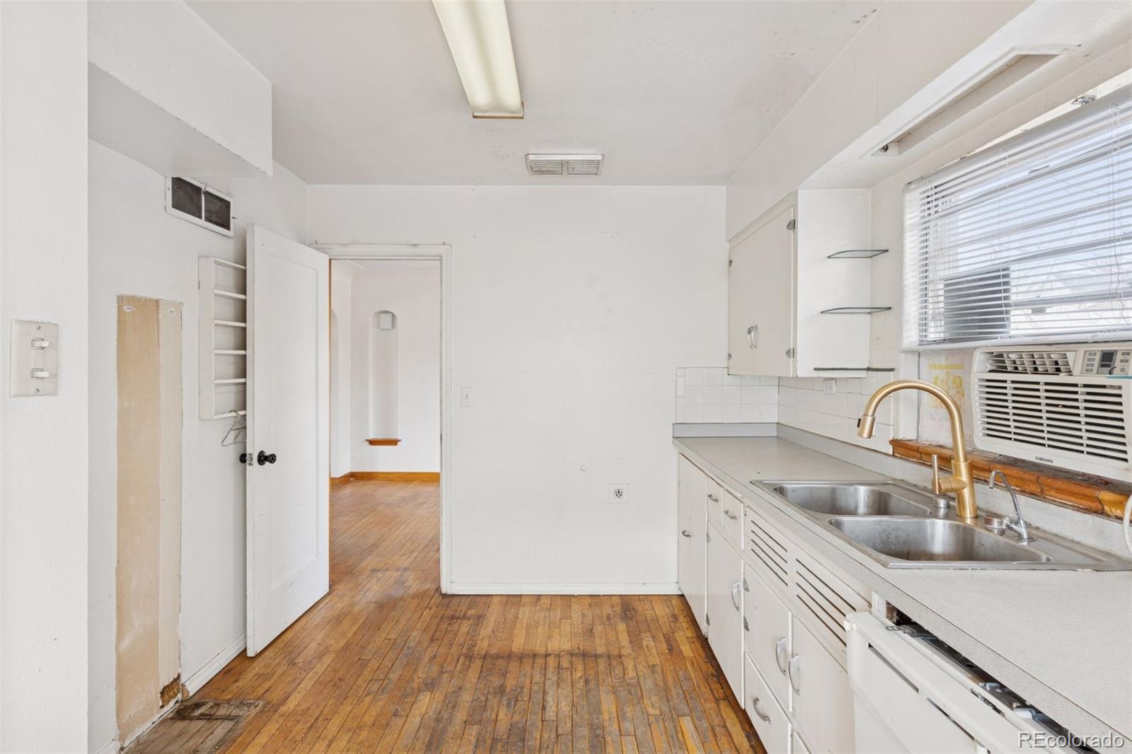 MLS Image #10 for 2490 s lincoln street,denver, Colorado