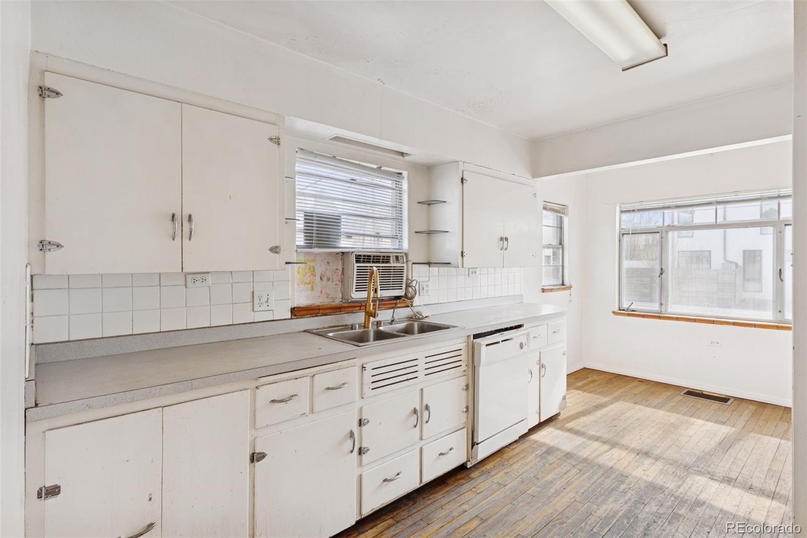 MLS Image #9 for 2490 s lincoln street,denver, Colorado