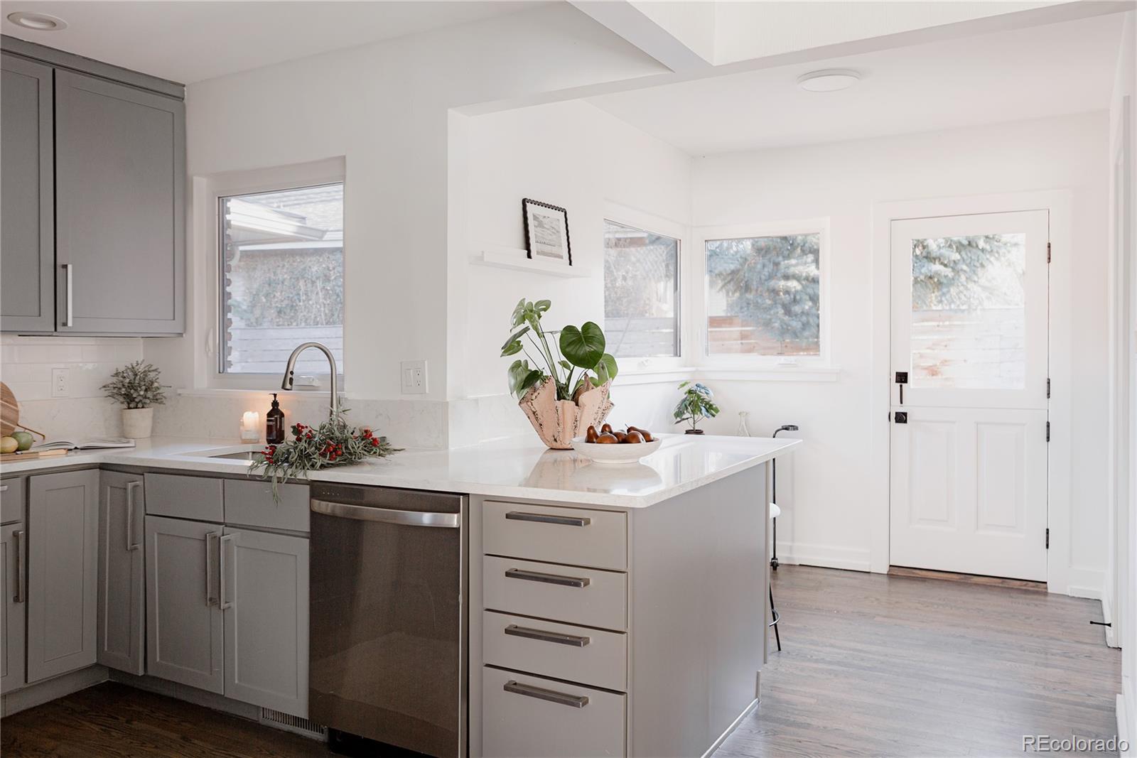 MLS Image #10 for 5540 e 4th avenue,denver, Colorado