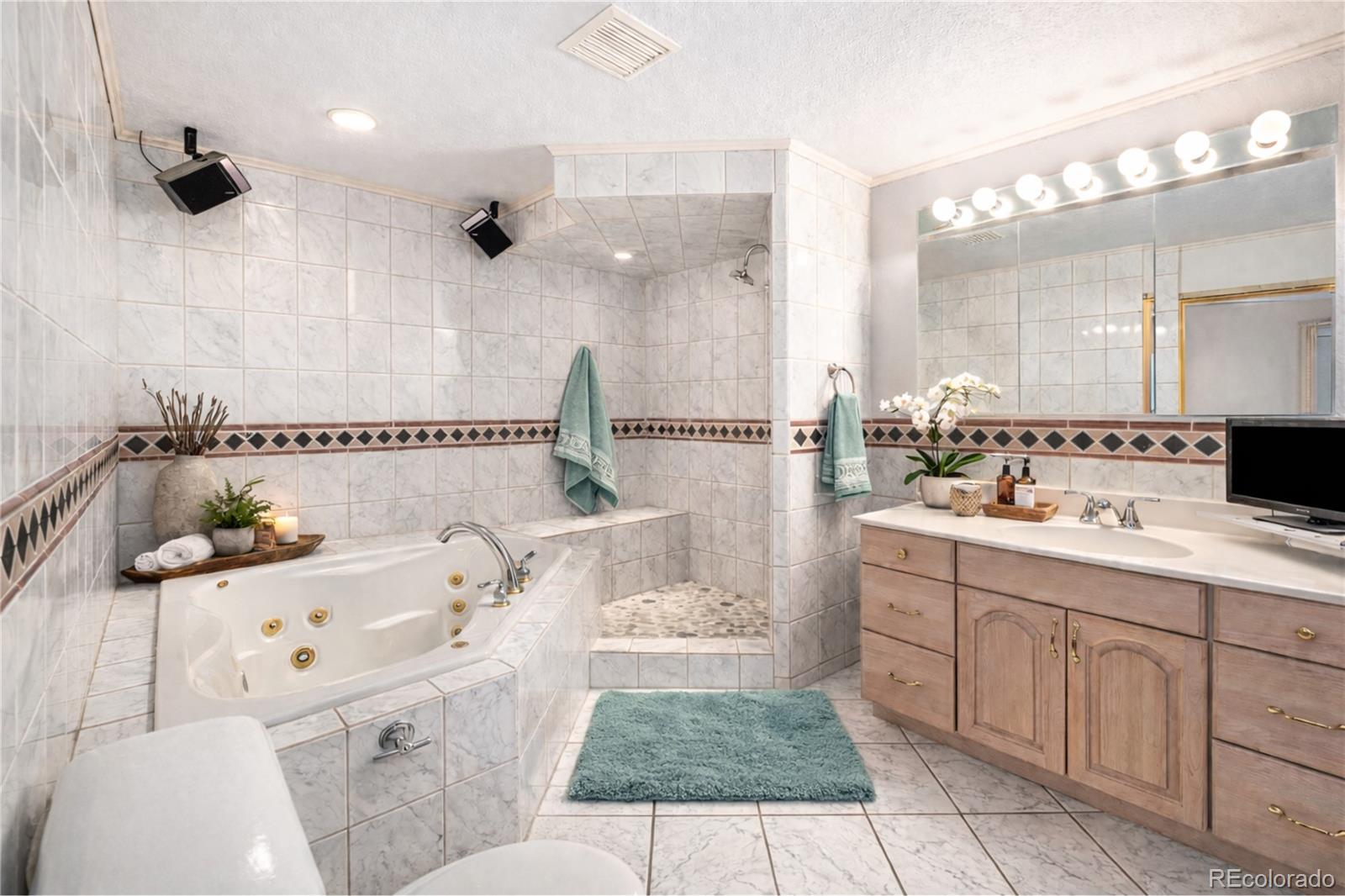 MLS Image #10 for 3445 s holly street,denver, Colorado