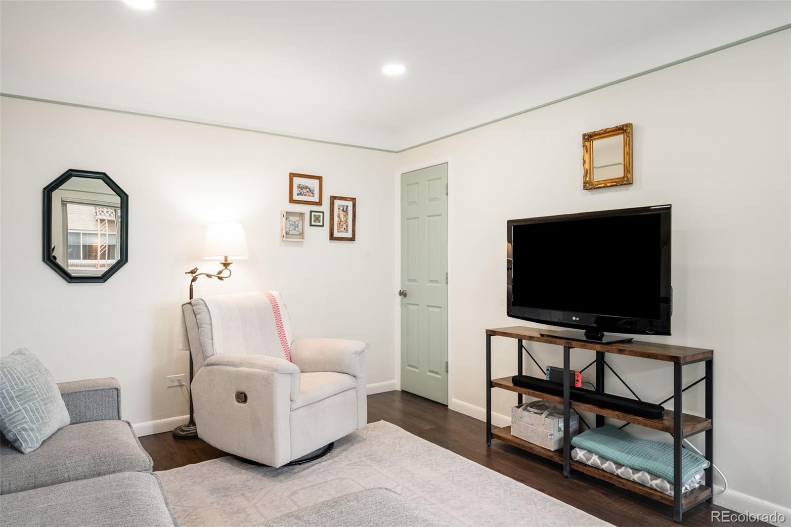 MLS Image #17 for 1175 n emerson street 211,denver, Colorado