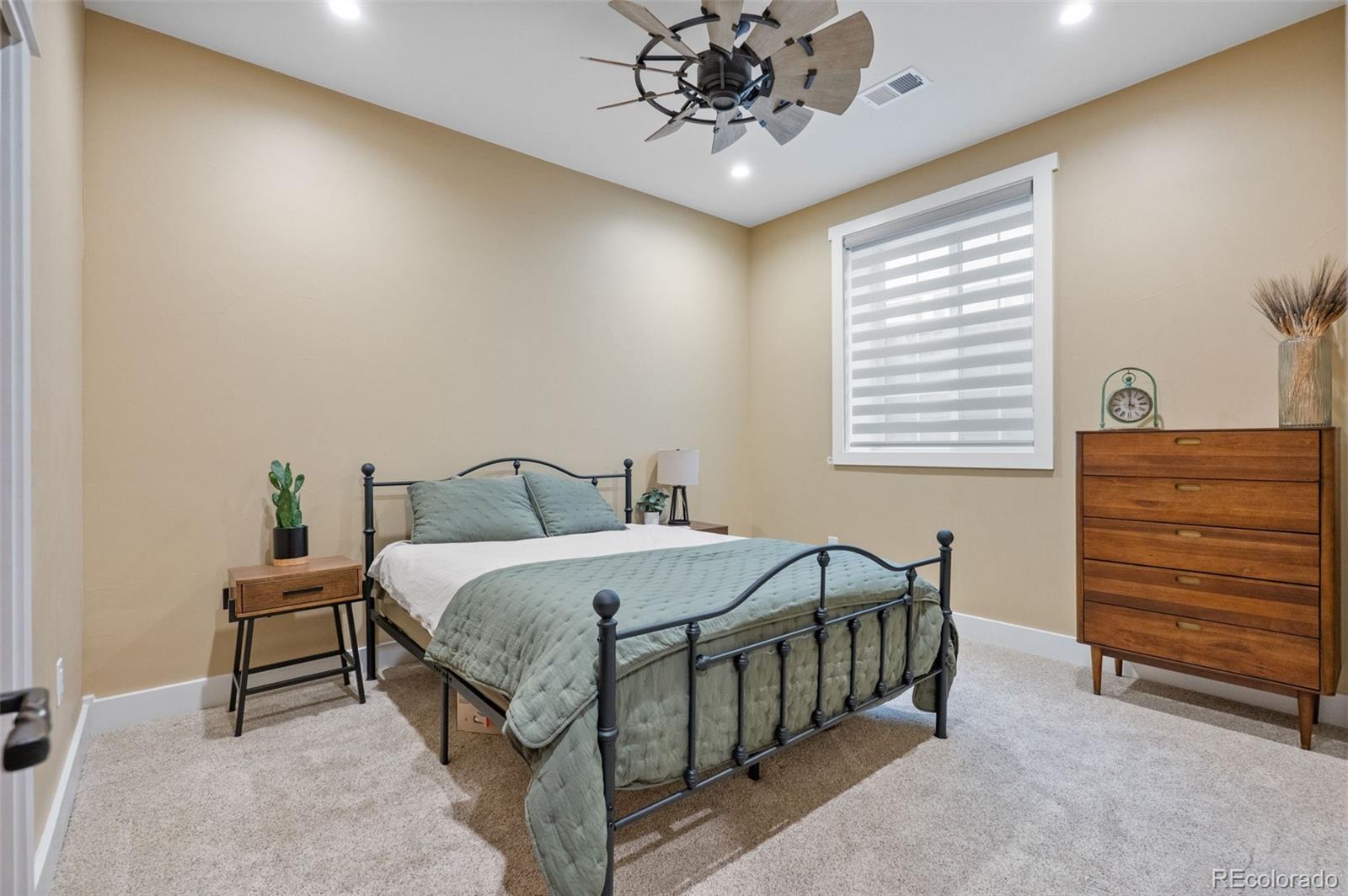 MLS Image #38 for 946 s fulton street,denver, Colorado