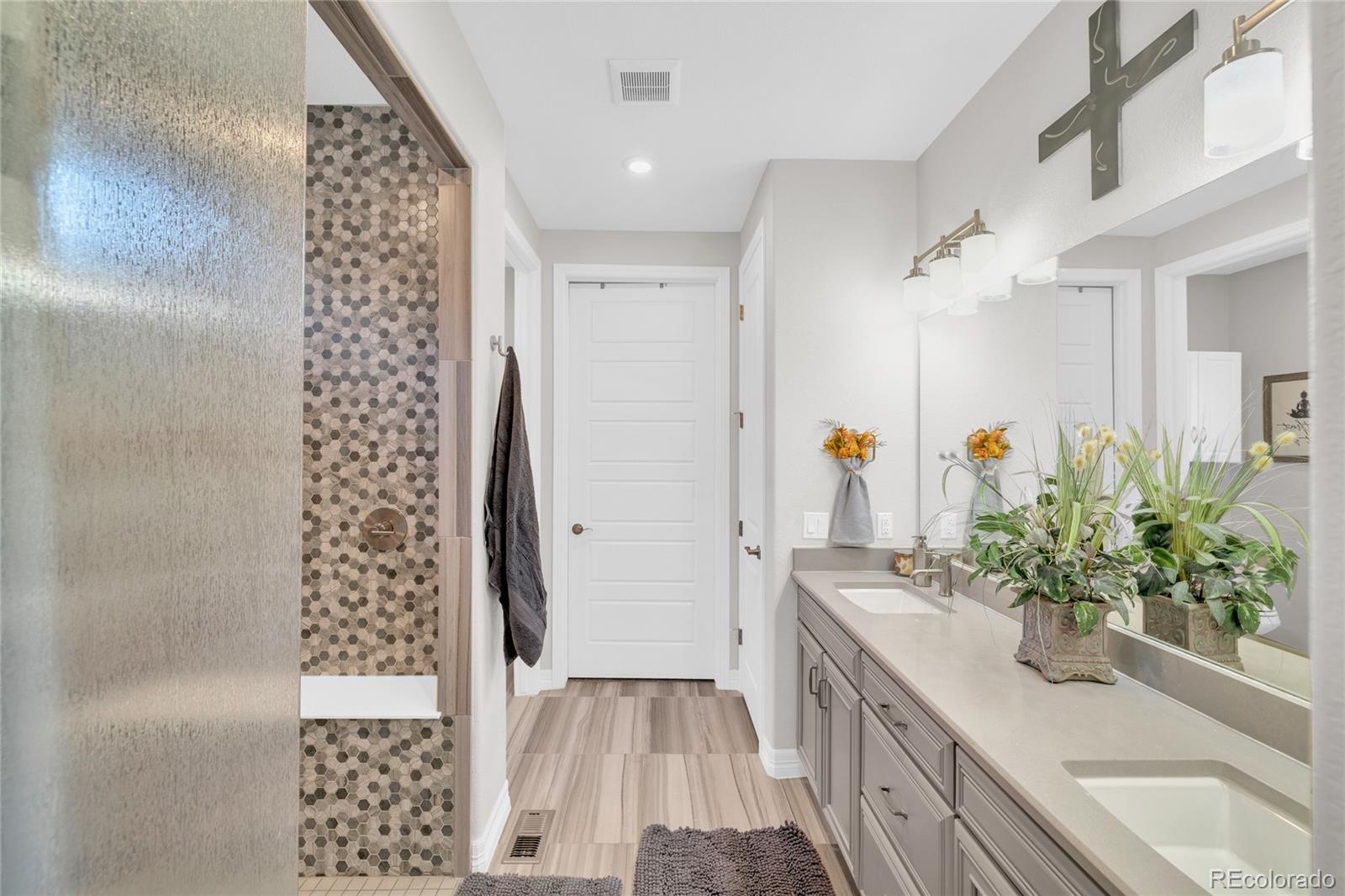 MLS Image #18 for 20384 e 53rd drive,denver, Colorado