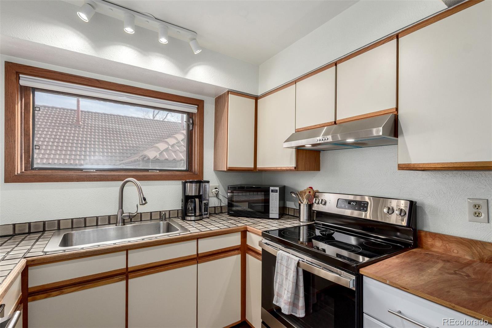 MLS Image #10 for 704 n pearl street,denver, Colorado