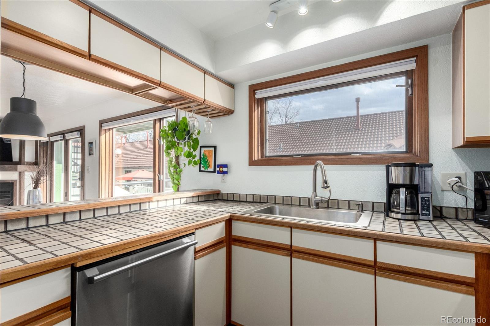 MLS Image #9 for 704 n pearl street,denver, Colorado