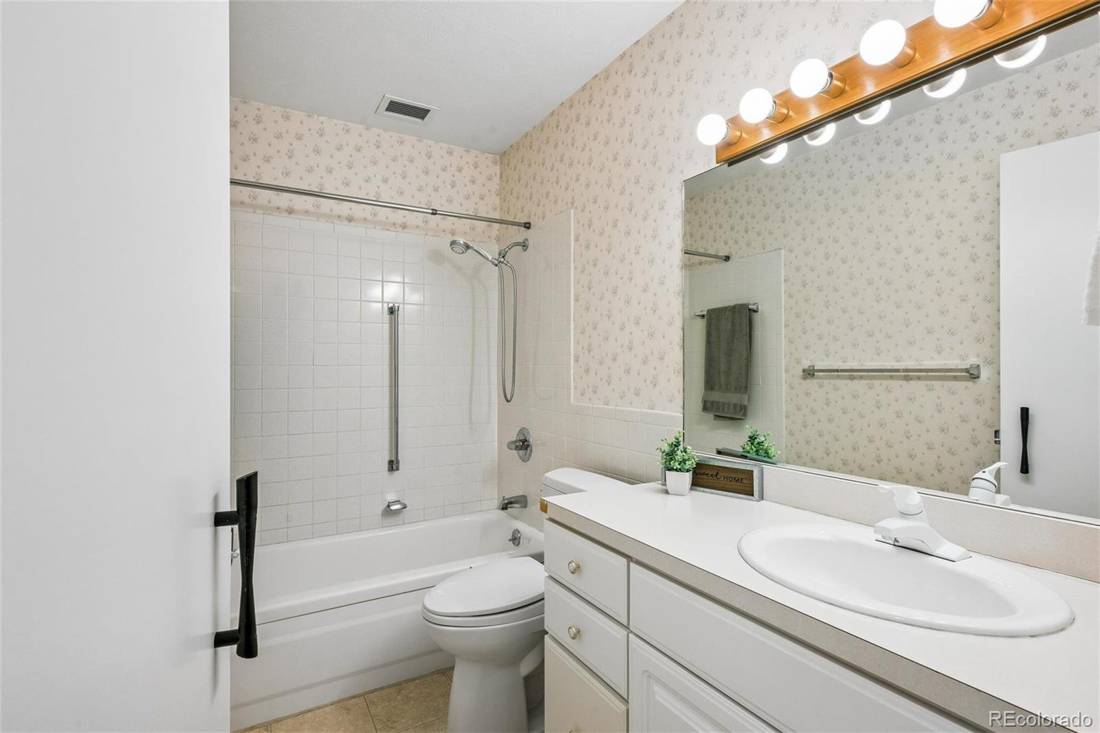 MLS Image #18 for 650 s clinton street 5d,denver, Colorado
