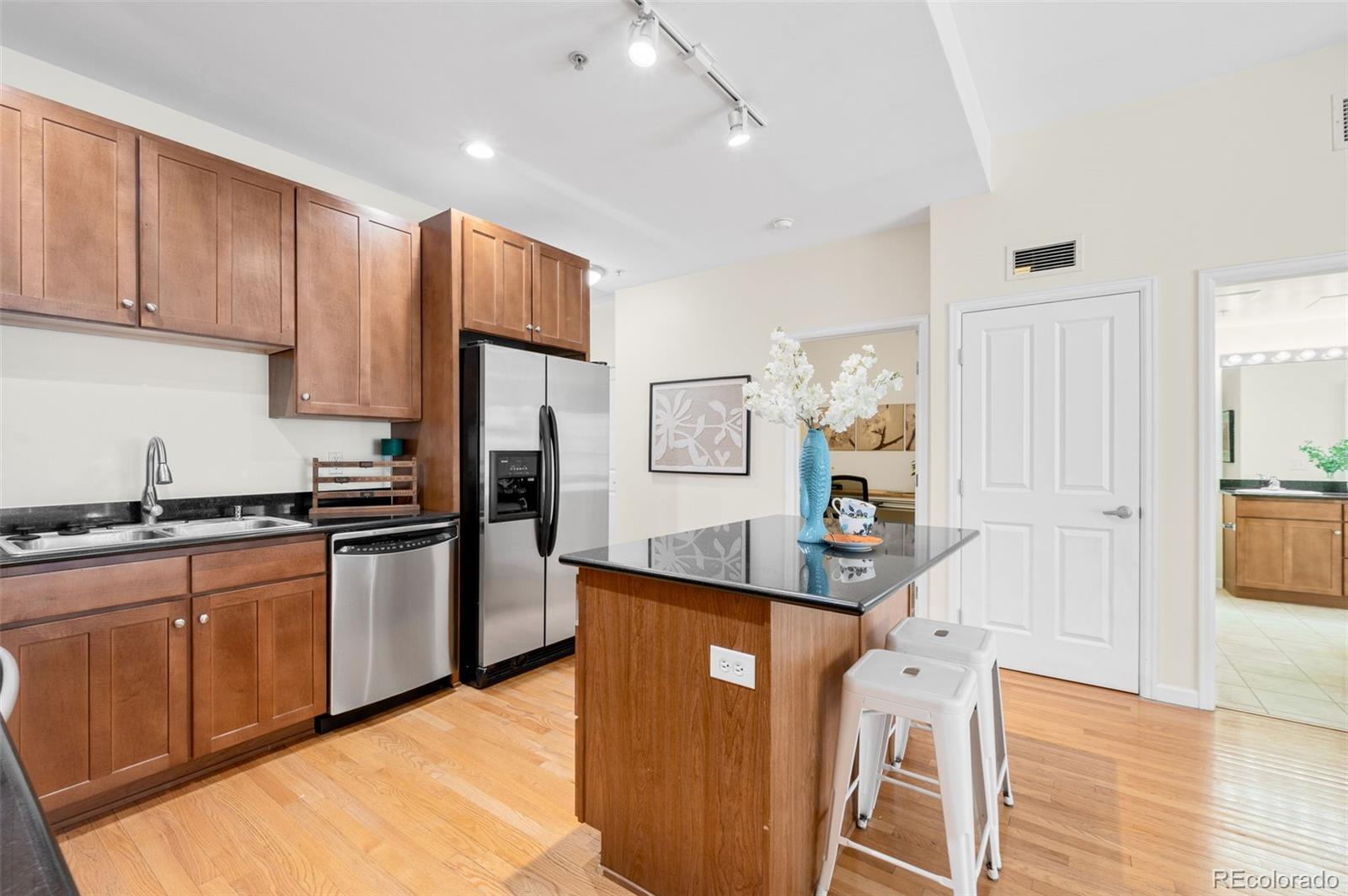 MLS Image #14 for 1950 n logan street 513,denver, Colorado
