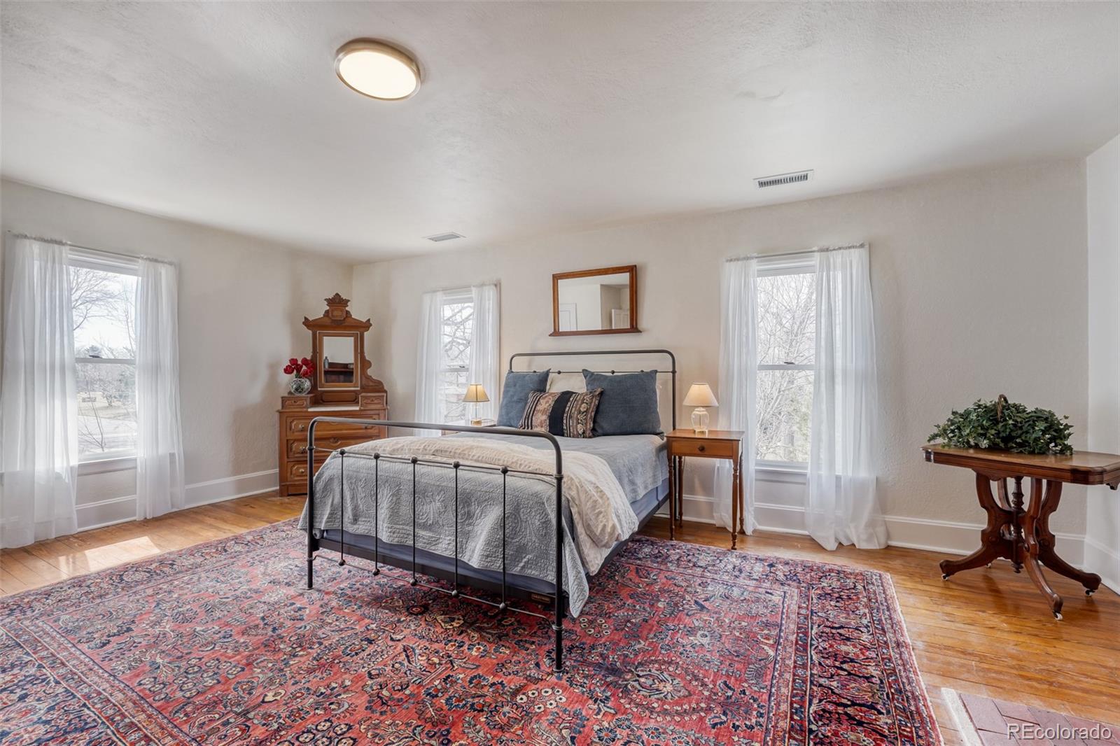 MLS Image #19 for 920  olive street,denver, Colorado