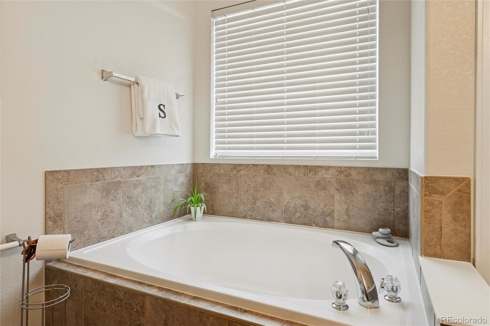 MLS Image #14 for 22735 e ottawa place,aurora, Colorado