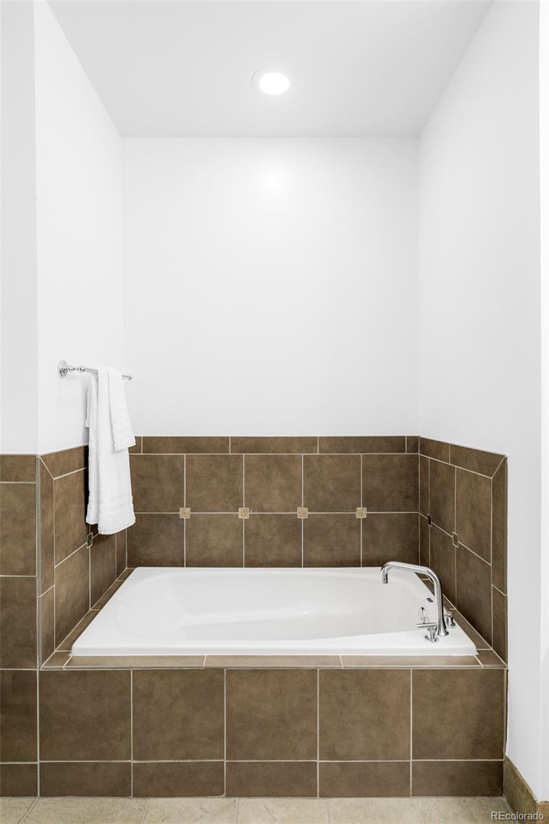 MLS Image #19 for 2958  syracuse street 406,denver, Colorado