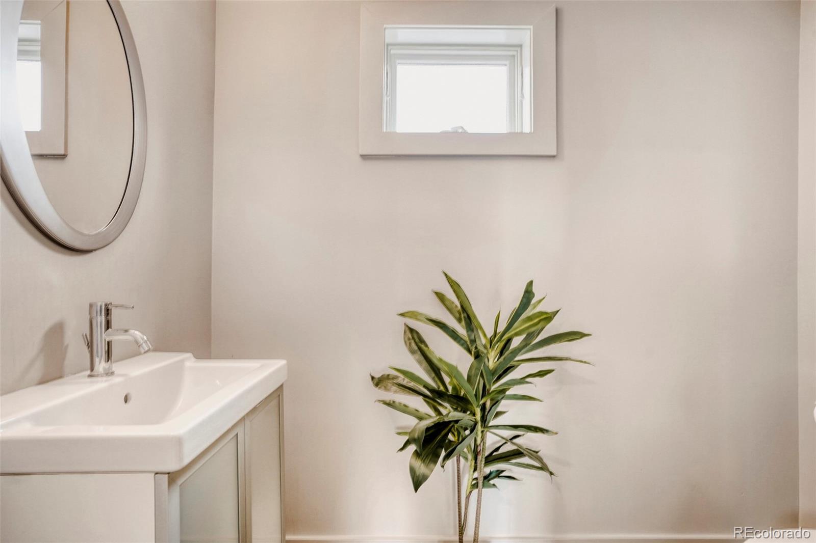 MLS Image #18 for 1562 s lincoln street,denver, Colorado