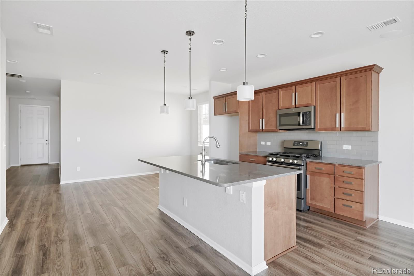 MLS Image #13 for 10526  akron street,commerce city, Colorado