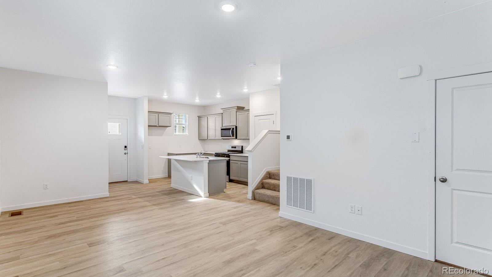 MLS Image #13 for 1358 s chester street b,denver, Colorado