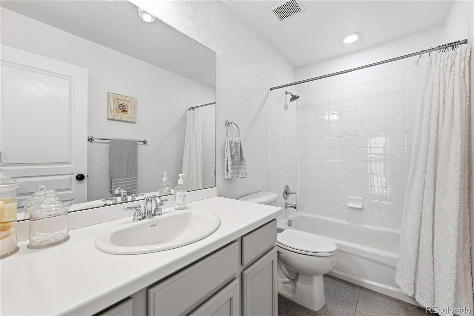 MLS Image #33 for 2356  akron street,denver, Colorado