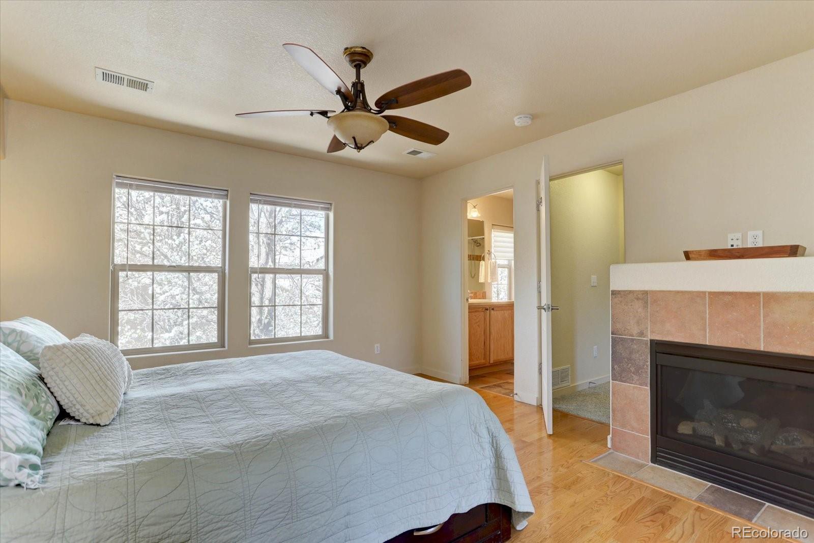 MLS Image #13 for 10138 e 29th drive ,denver, Colorado