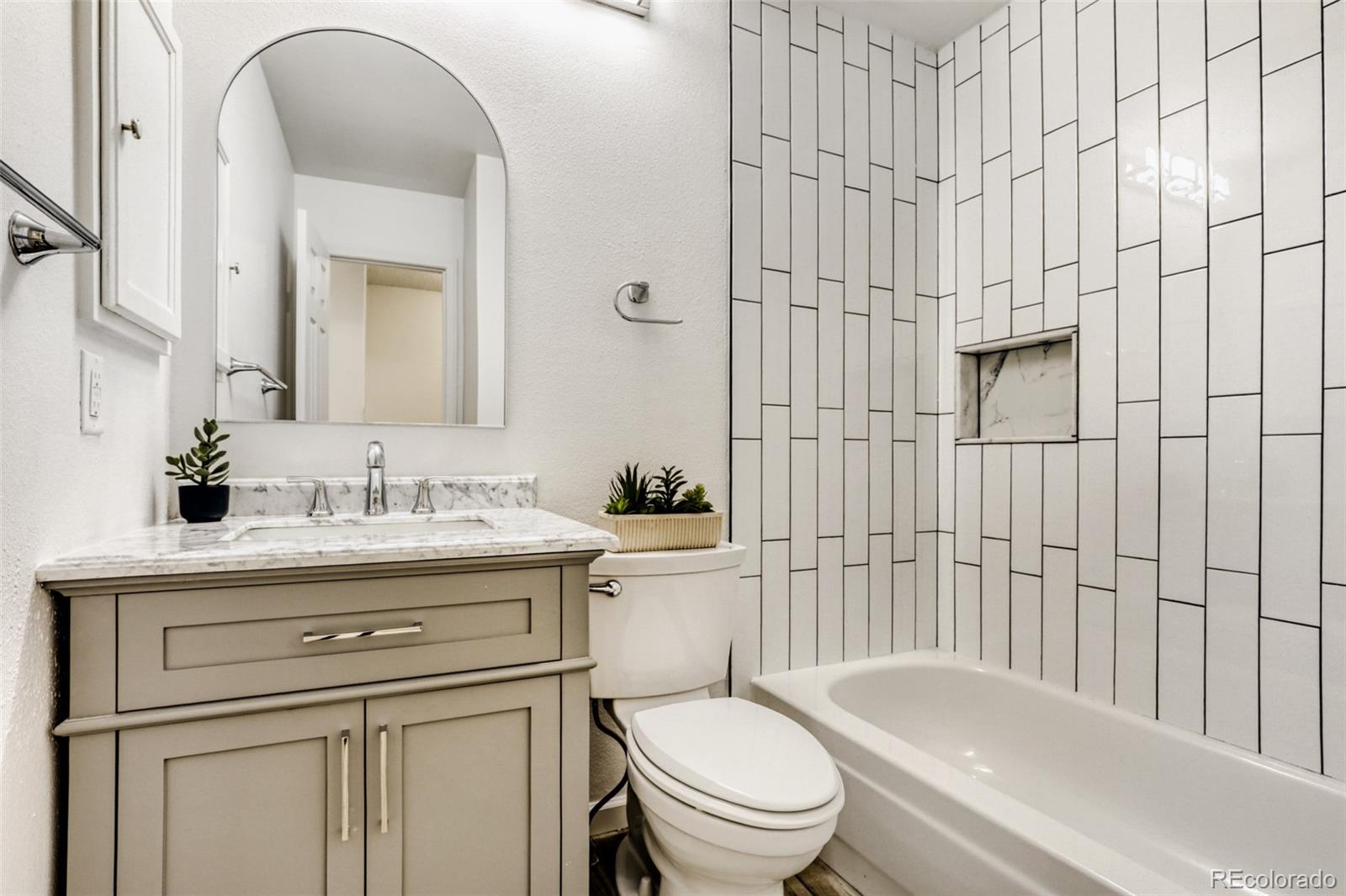 MLS Image #13 for 1811 s quebec way,denver, Colorado