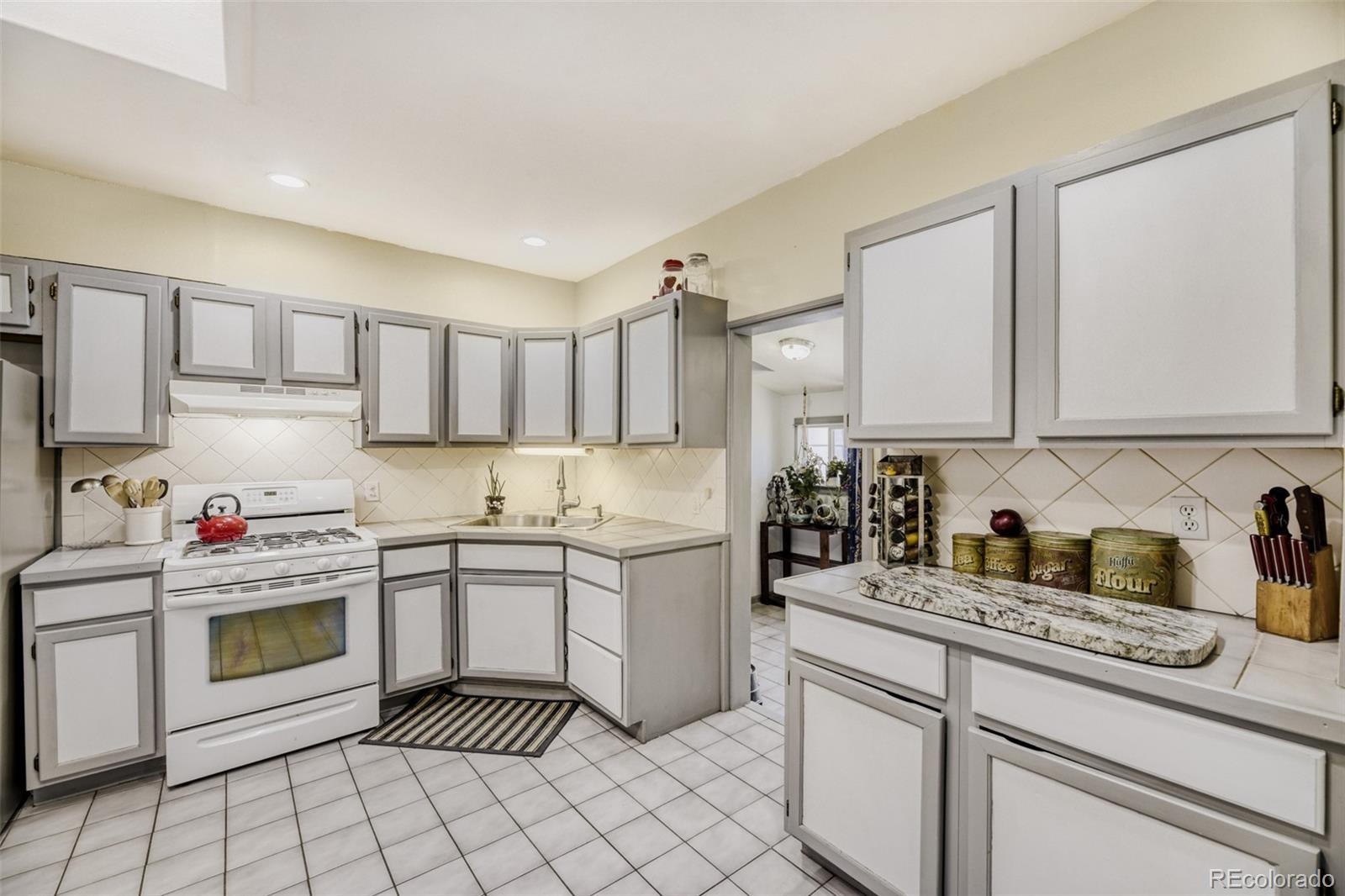 MLS Image #10 for 3734 s king street,denver, Colorado