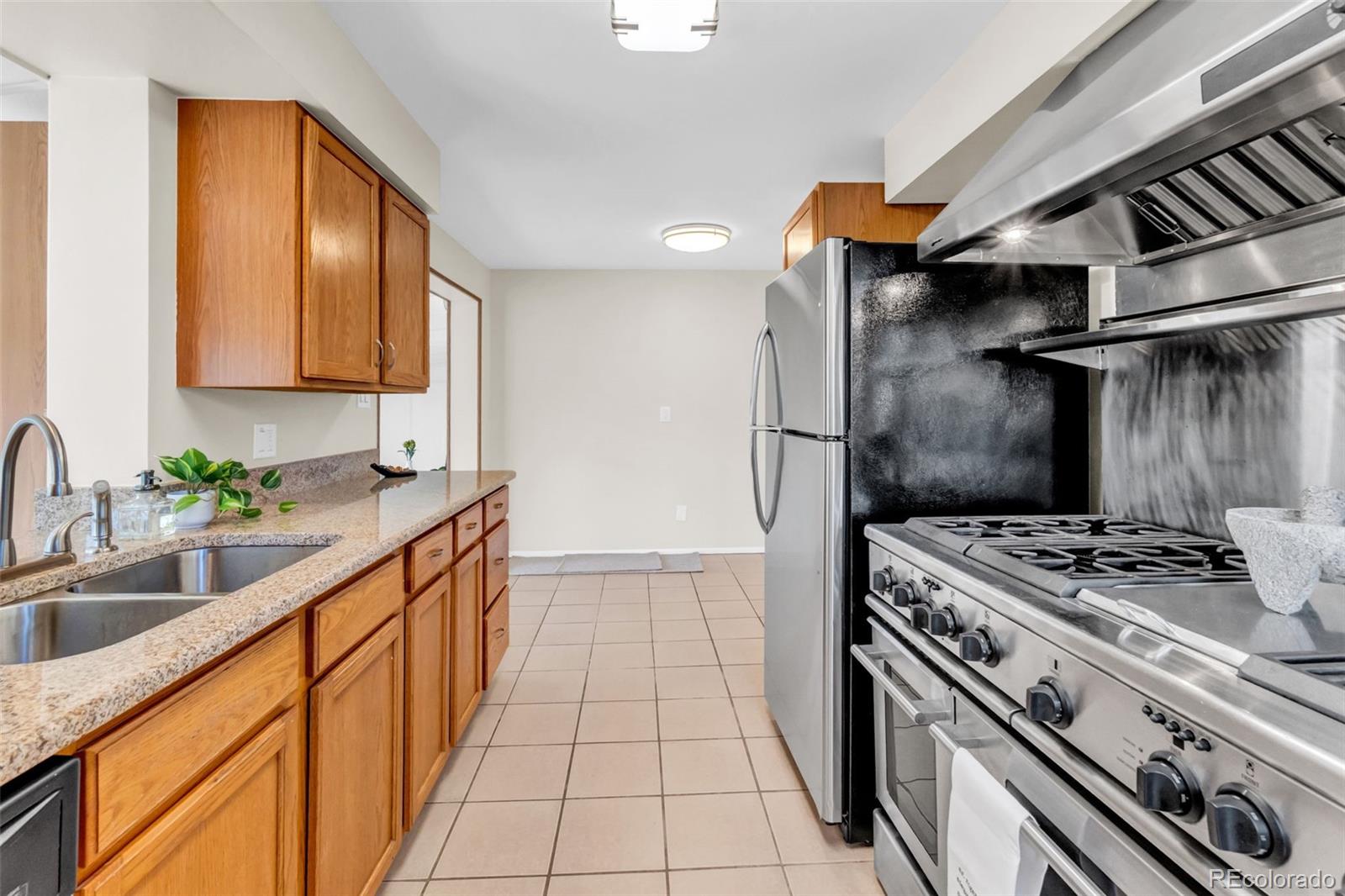 MLS Image #7 for 2275 s clermont street,denver, Colorado