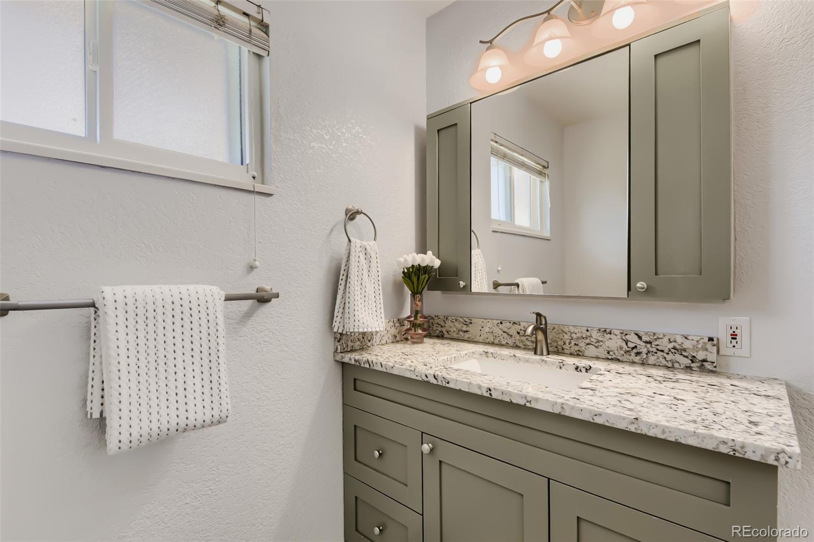 MLS Image #16 for 3038 s akron court,denver, Colorado