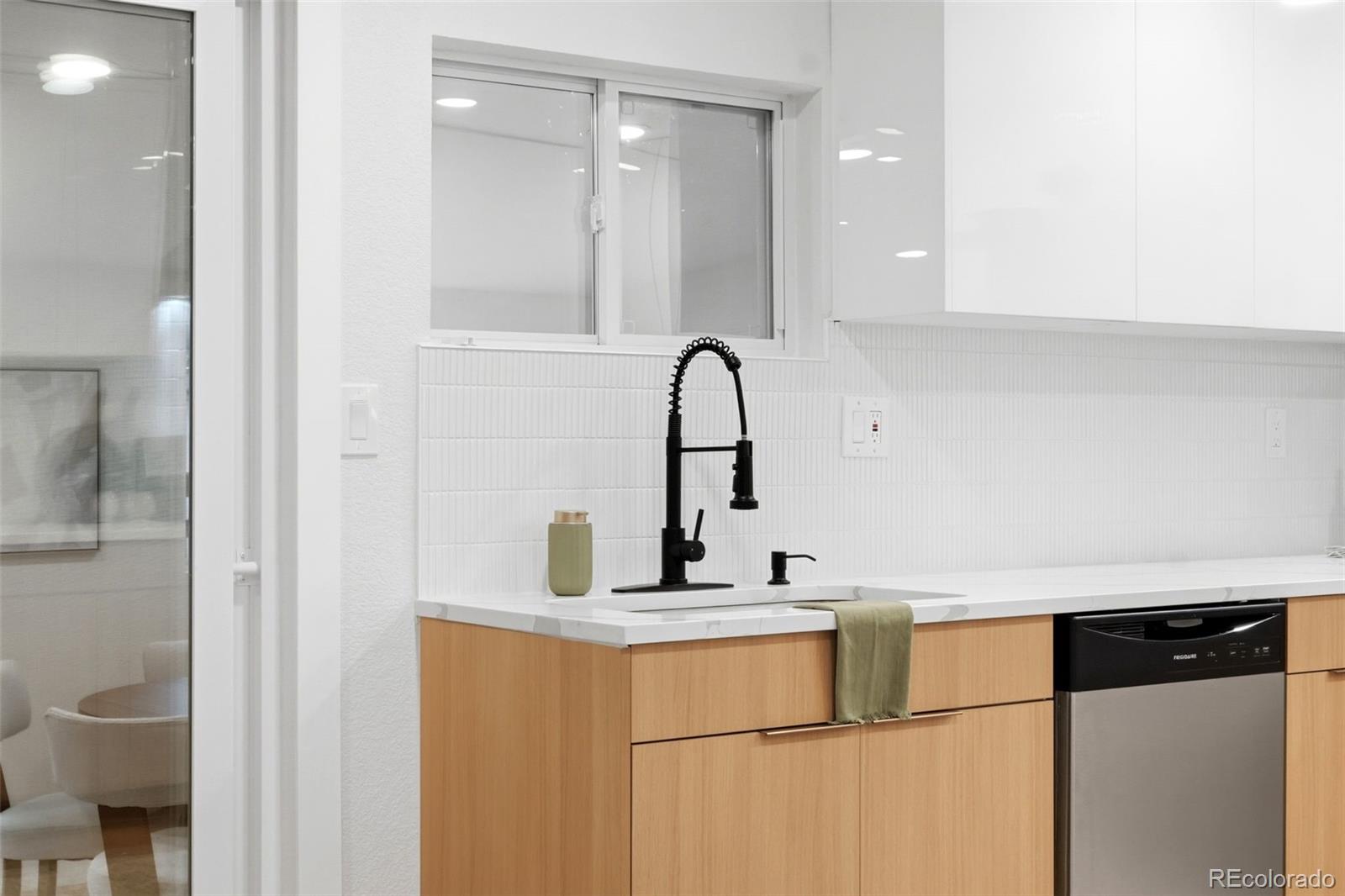 MLS Image #14 for 824 s quivas street,denver, Colorado