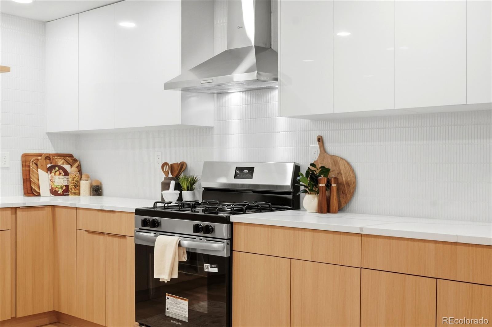 MLS Image #15 for 824 s quivas street,denver, Colorado