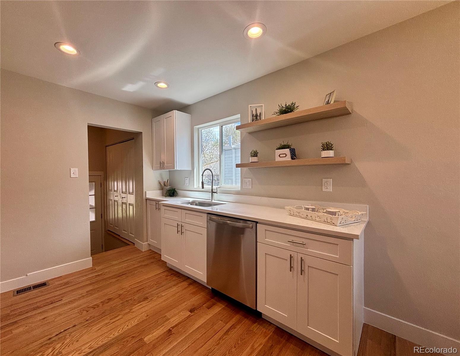MLS Image #5 for 2582 s high street,denver, Colorado