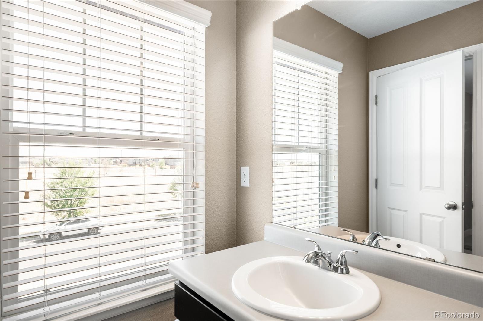 MLS Image #28 for 111 s jackson gap way,aurora, Colorado