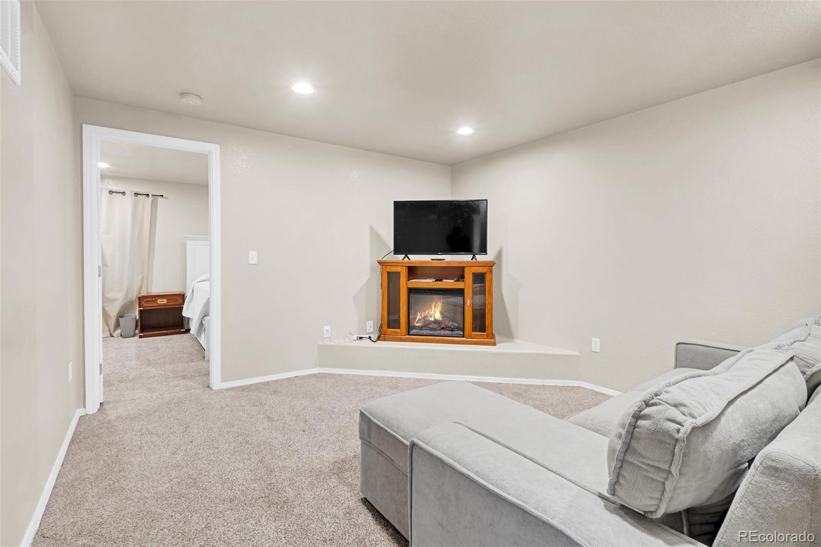 MLS Image #16 for 19531 e 40th place,denver, Colorado
