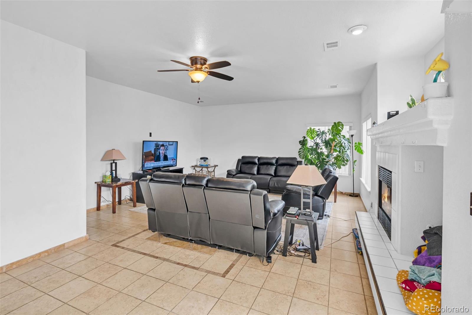 MLS Image #8 for 19531 e 40th place,denver, Colorado