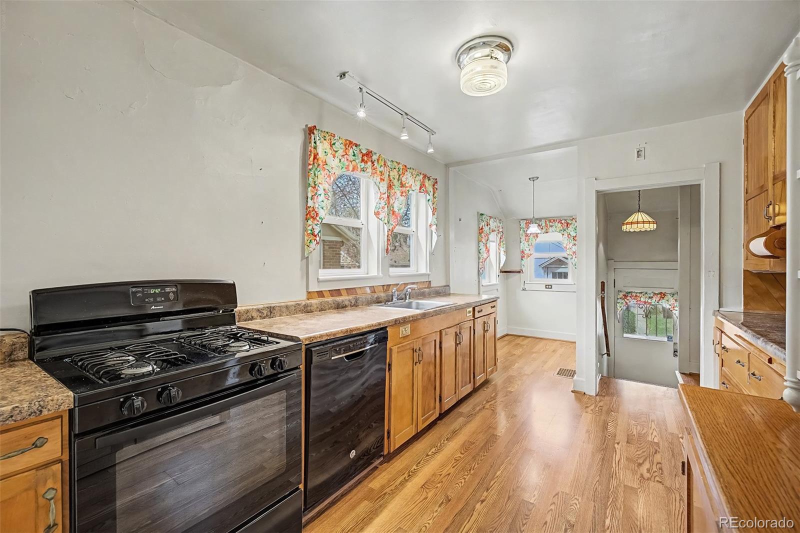 MLS Image #10 for 617 s vine street,denver, Colorado