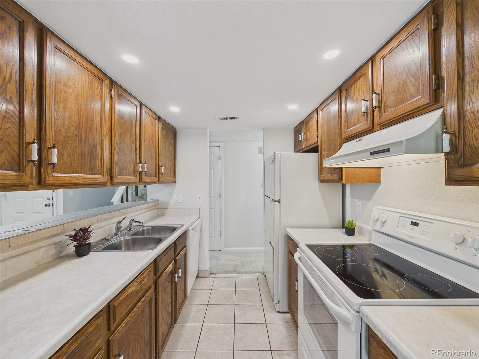 MLS Image #5 for 1140 s monaco parkway 3,denver, Colorado