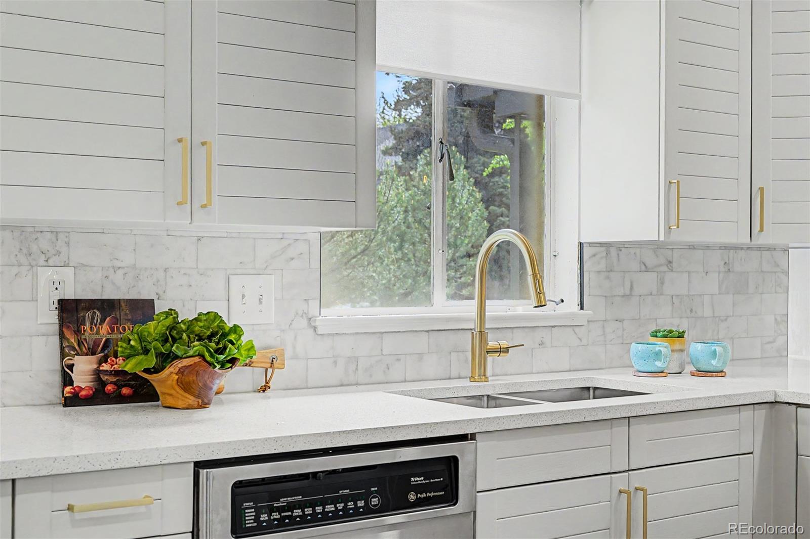MLS Image #18 for 3201 e yale way,denver, Colorado