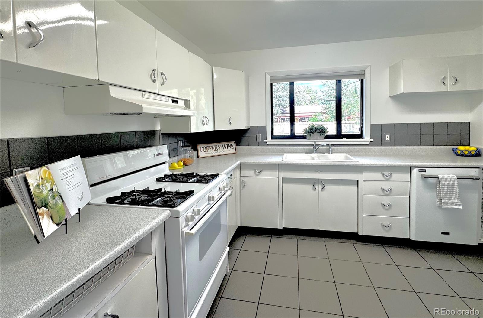 MLS Image #3 for 962 s holly street,denver, Colorado