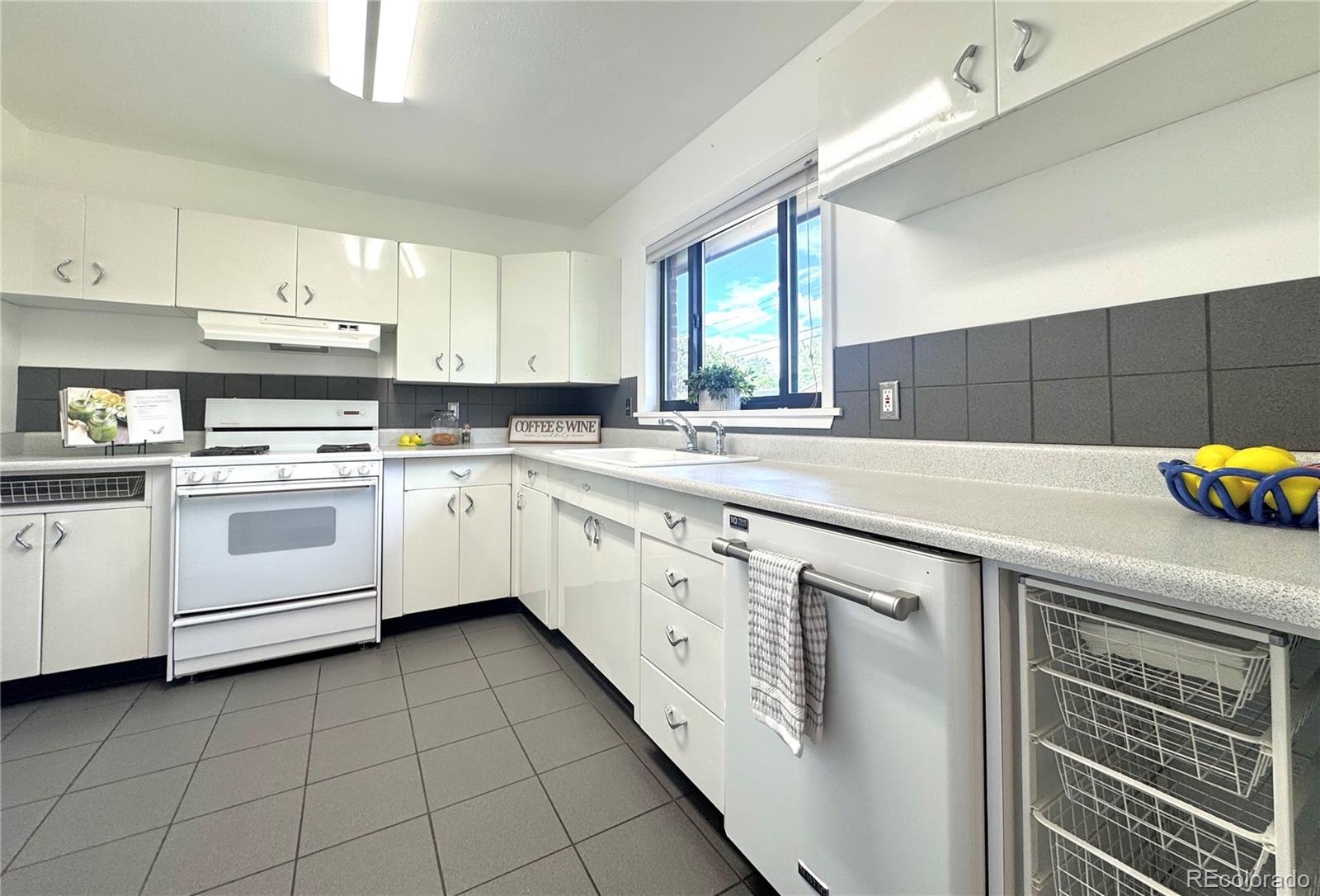MLS Image #4 for 962 s holly street,denver, Colorado