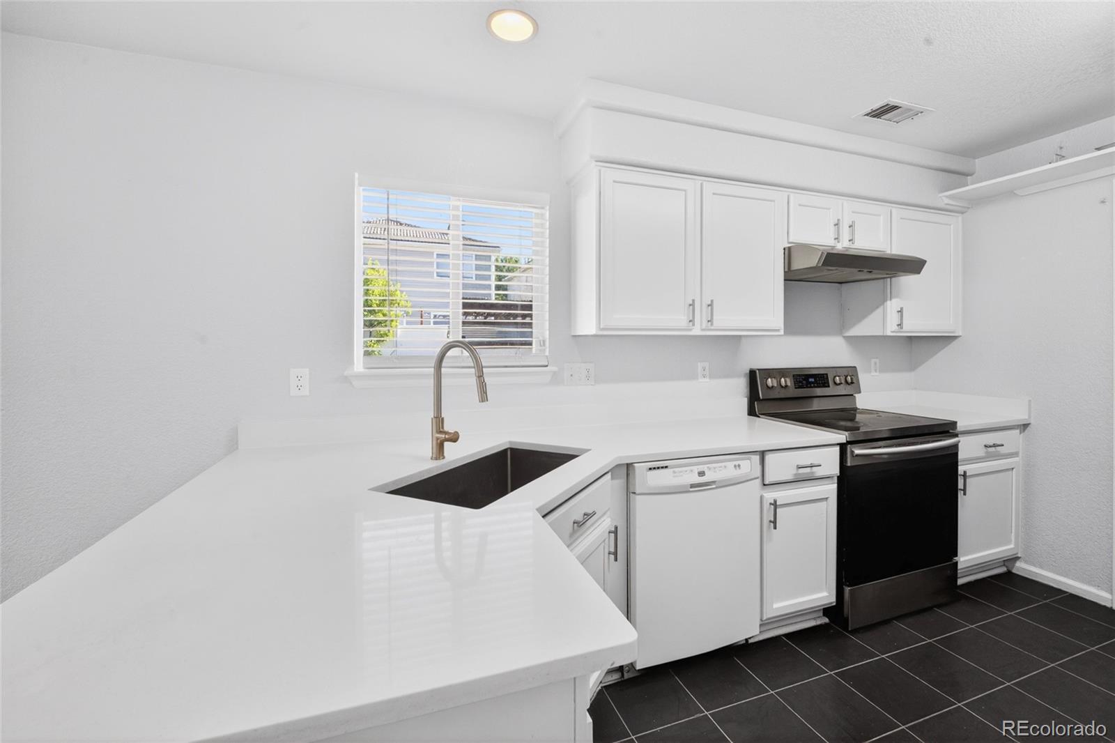 MLS Image #14 for 19762 e 49th avenue,denver, Colorado